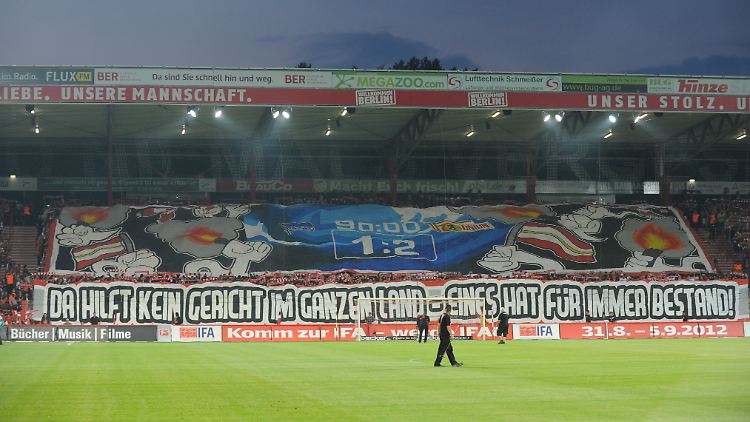Stichelei vor dem Anpfiff: Die Fans des 1. FC Union Berlin erinnern sich - und ihre Gäste aus Charlottenburg.