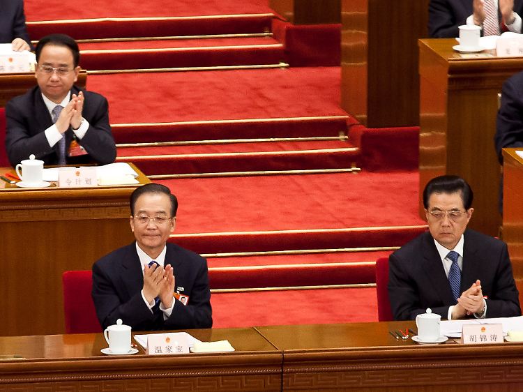Enge Vertraute: Ling Jihua (oben links), Premierminister Wen Jiabao (unten links) und Präsident Hu Jintao (rechts) am 11. März 2012.