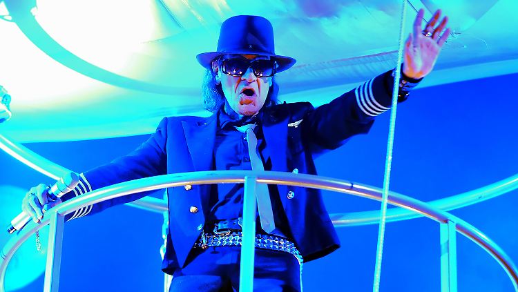 Der Film "Mit Udo Lindenberg auf Tour: Deutschland im März 2012" wird am 5. September deutschlandweit in 130 Kinos gezeigt. Das Road-Movie soll den Zuschauer mit auf, hinter und vor die Bühne nehmen. 