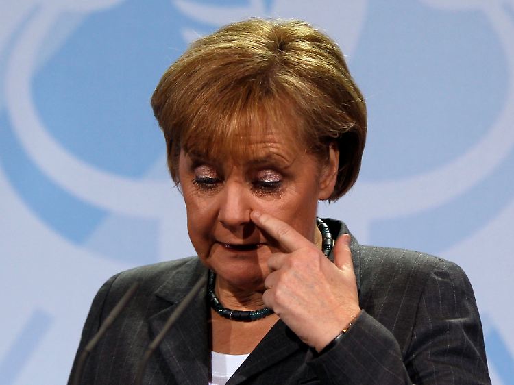 Augen zu und durch: Angela Merkel laviert sich durch die unruhigen Anfangstage ihrer Wunschkoalition.