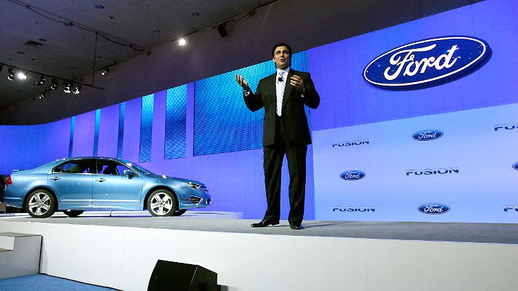 Auf der Motorshow in Detroit zeigt Ford-Amerika-Chef Fields der Fusion Hybrid.