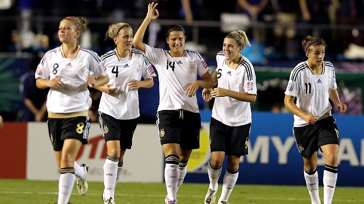 Der zweite Streich: Deutschlands Dzsenifer Marozsan mit der Nummer 14 feiert ihr Tor mit  Melanie Leupolz (8), Jennifer Cramer (4), Luisa Wensing (5) und Lena Lotzen (11).