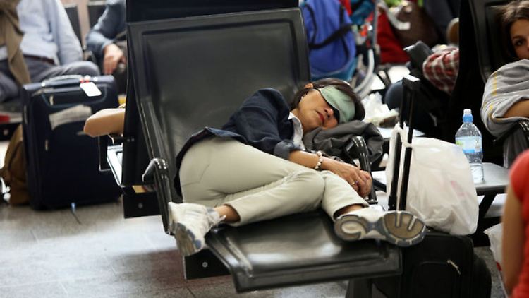 Passagiere warten in Frankfurt auf ihren Flug.