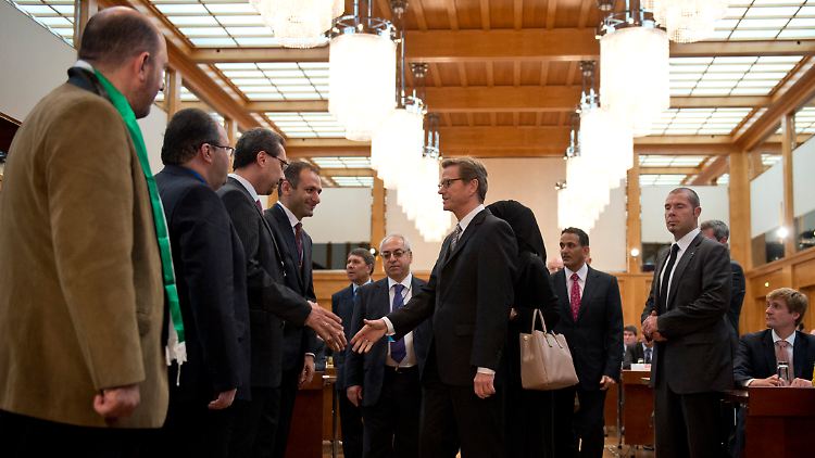 Westerwelle begrüßt die syrischen Oppositionellen zu einer Internationalen Konferenz zum wirtschaftlichen Wiederaufbau Syriens.