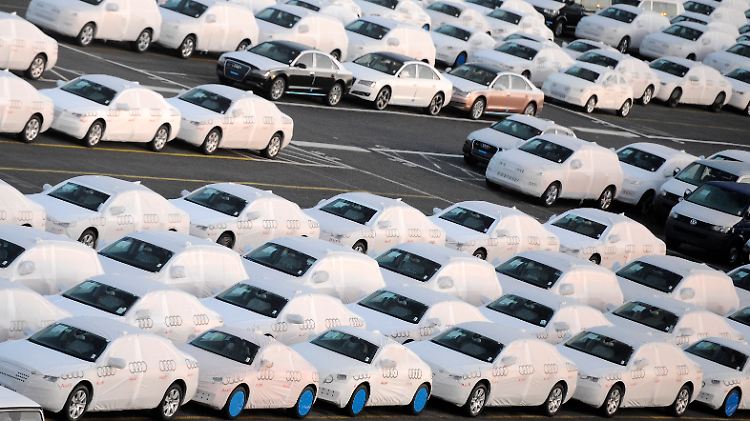 Nagelneue Autos warten in Bremerhaven auf ihre Verschiffung in die USA.
