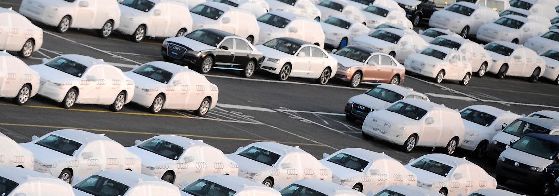 Nagelneue Autos warten in Bremerhaven auf ihre Verschiffung in die USA.