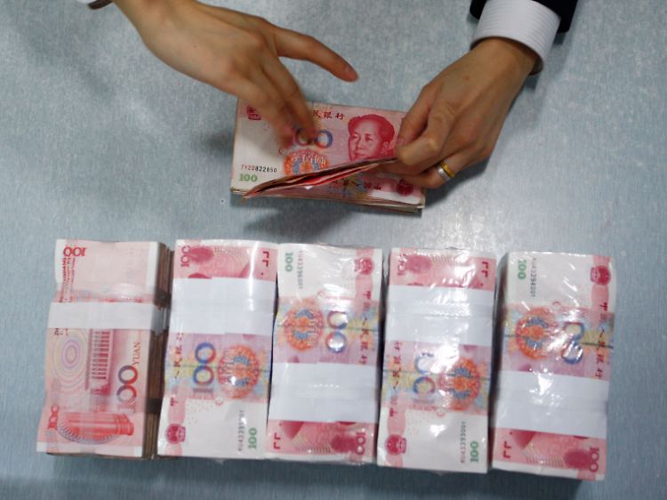 Diese Hände haben schon viele Scheine gesehen: Ein Angestellter der Suining Commercial Bank in Suining tut das, wofür er bezahlt wird.