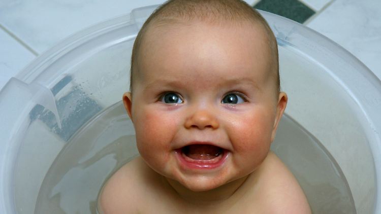 Lachende Mamas und Papas faszinieren Babys - und animieren zum Mitlachen.