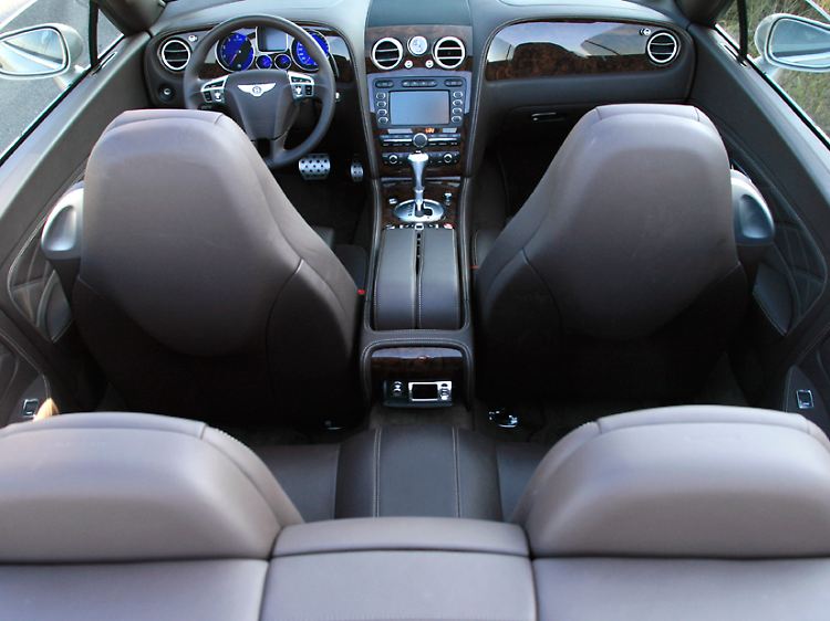 Glückliche Kühe: Auf Weiden ohne Stacheldraht lebten die Rinder, die ihre Haut für Bentley gaben - damit das Leder makellos bleibtgaben - damit.