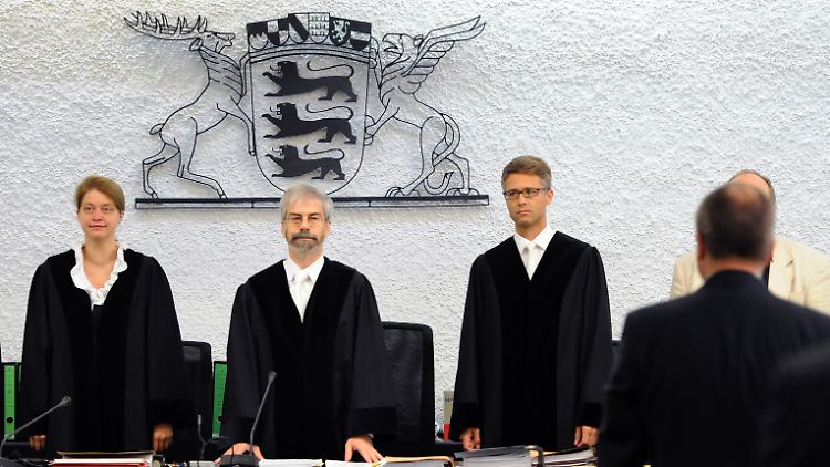 Drei Jahre nach dem Übernahmekrimi zwischen VW und Porsche muss der frühere Porsche-Finanzchef Holger Härter vor Gericht.