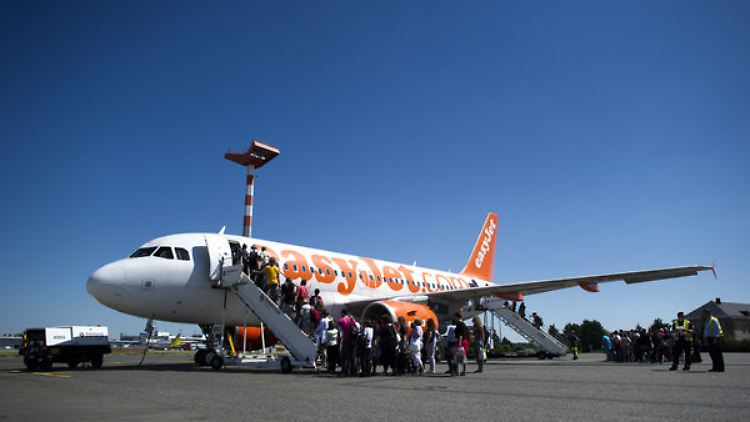Ein Easyjet-Flugzeug auf dem Rollfeld des Flughafens Berlin-Schönefeld.