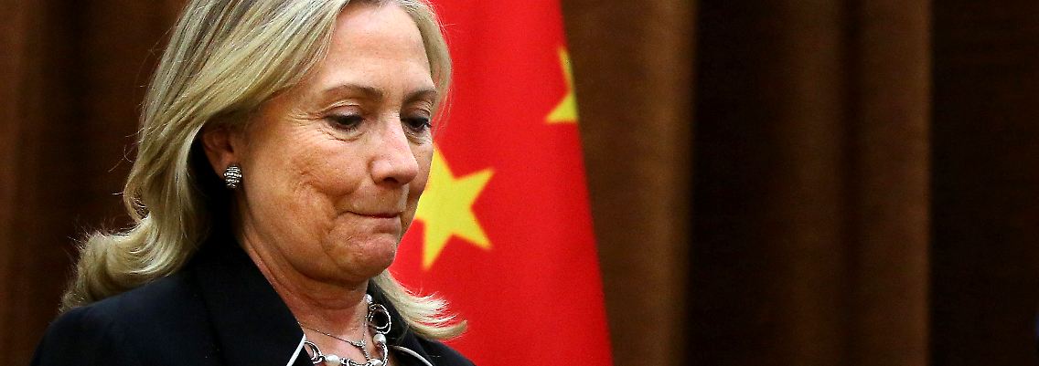 Hillary Clinton muss sich sehr bemühen, vor den Kameras optimistisch zu wirken.
