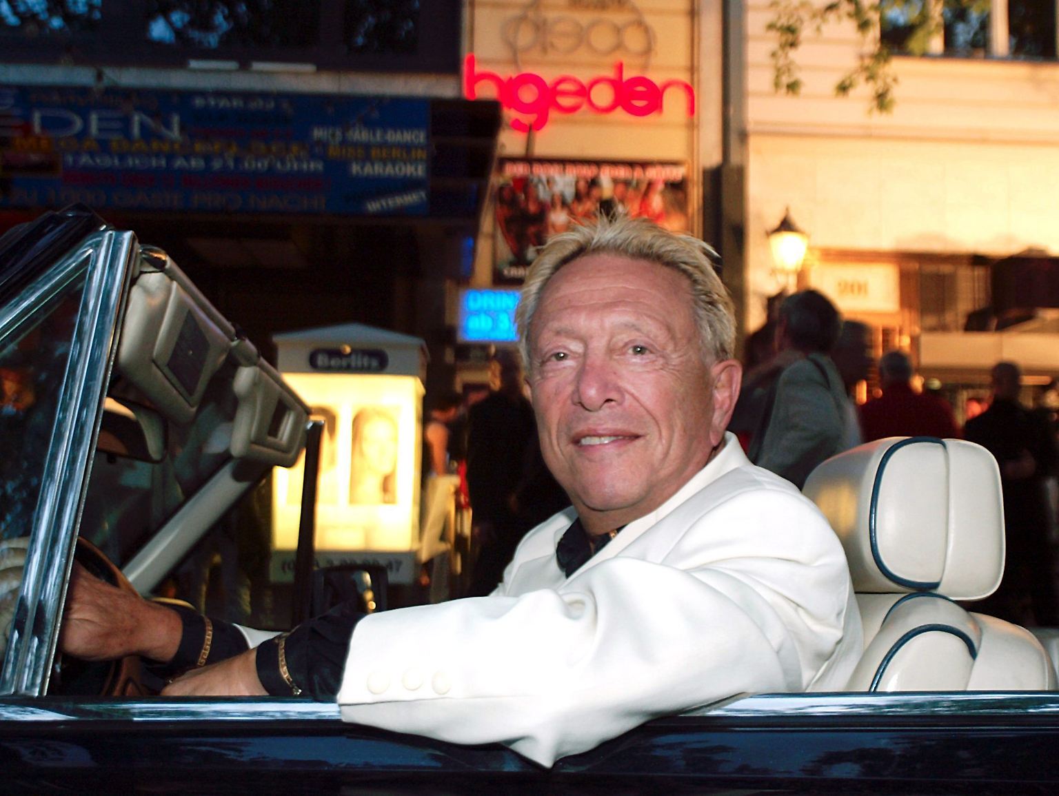 Weißer Anzug, rosa Krawatte und Rolls Royce: Auch an seinem 80. Geburtstag am 6. Februar spielt Berlins dienstältester Playboy Rolf Eden die Rolle seines Lebens.