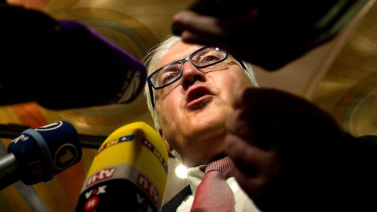 Steinmeier spricht mit der Presse.