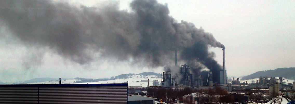 Eine schwarze Rauchwolke über dem Spanplattenwerk in Brilon. Gefahr für die Umwelt besteht nach Angaben des Werksschutzes nicht.