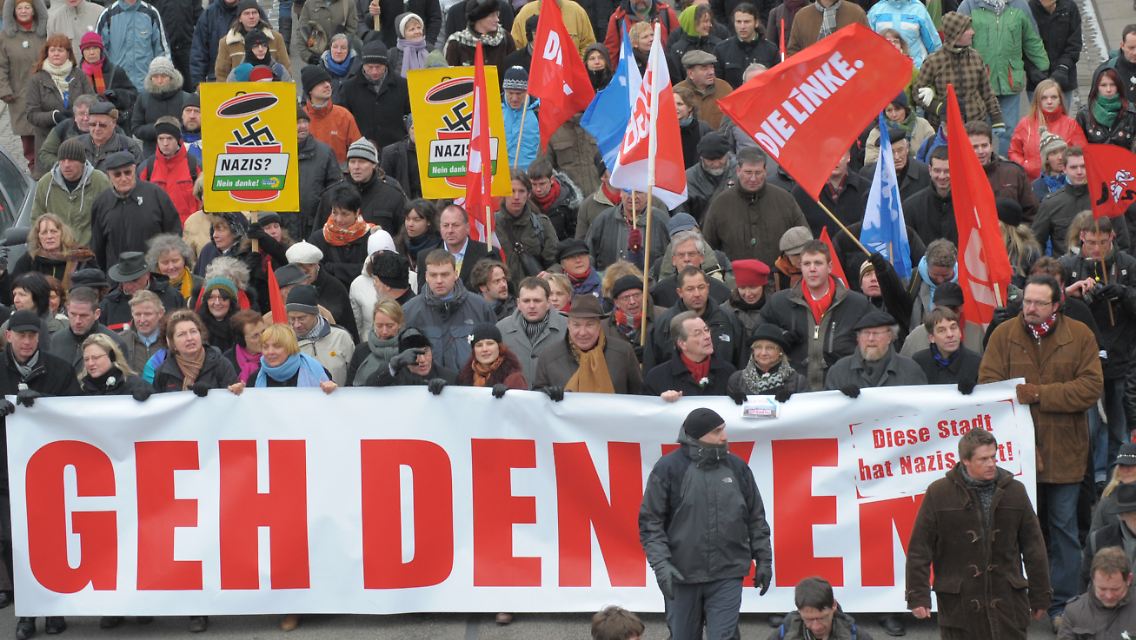 Tausende folgten unter dem Motto "Geh Denken" einer Gegendemonstration.