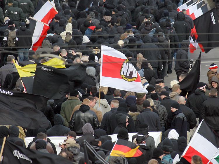 Neonazis bei ihrem "Trauermarsch" im vergangenen Jahr.