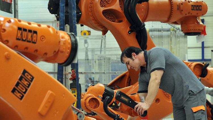 Arbeit an einem Industrieroboter bei Kuka in Augsburg.