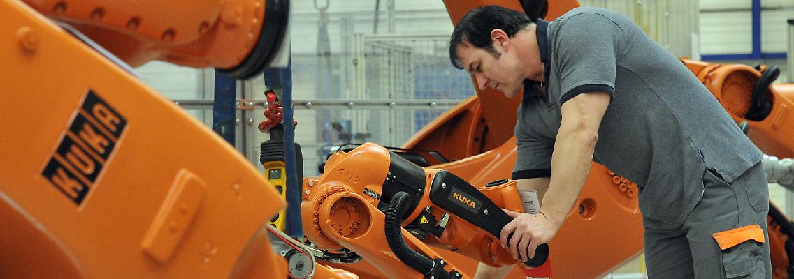 Arbeit an einem Industrieroboter bei Kuka in Augsburg.