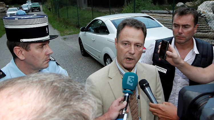 Der Staatsanwalt Eric Maillaud gibt Auskunft über das Verbrechen.