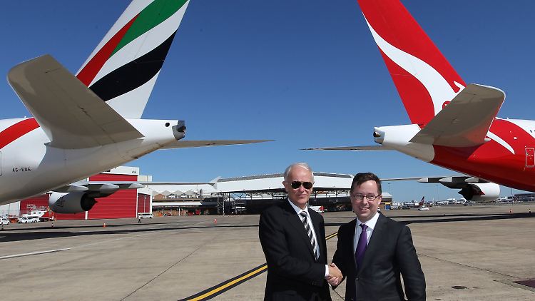 Pakt besiegelt: die Konzernchefs Tim Clark (Emirates/links) und Alan Joyce (Qantas).