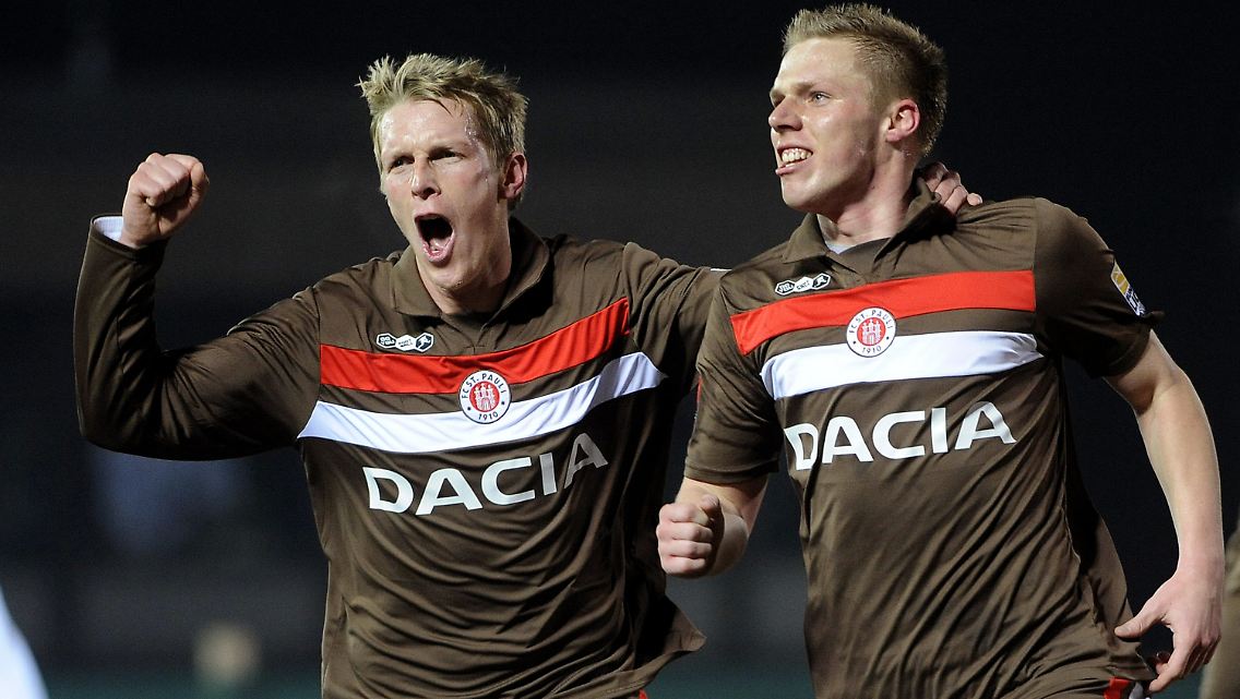 Matchwinner Rouwen Hennings (rechts) feiert mit Marius Ebbers.