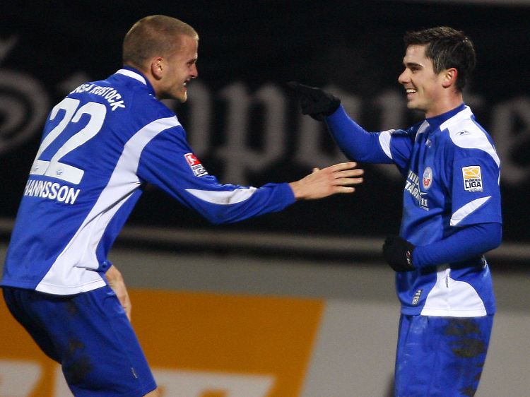 Hier bejubelt Fin Bartels (rechts) seinen Führungstreffer, später wurde er die tragische Figur für seinen FC Hansa.