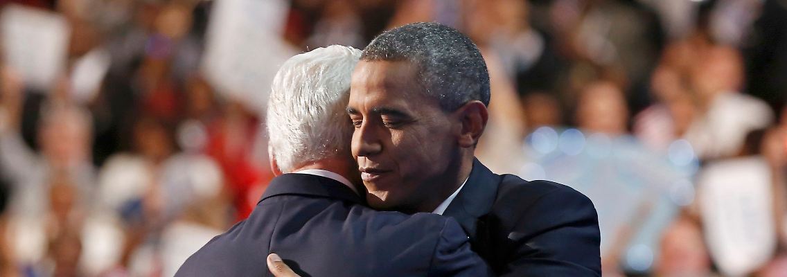 Clinton umarmt Obama: Seht her, dies ist mein legitimer Nachfolger.