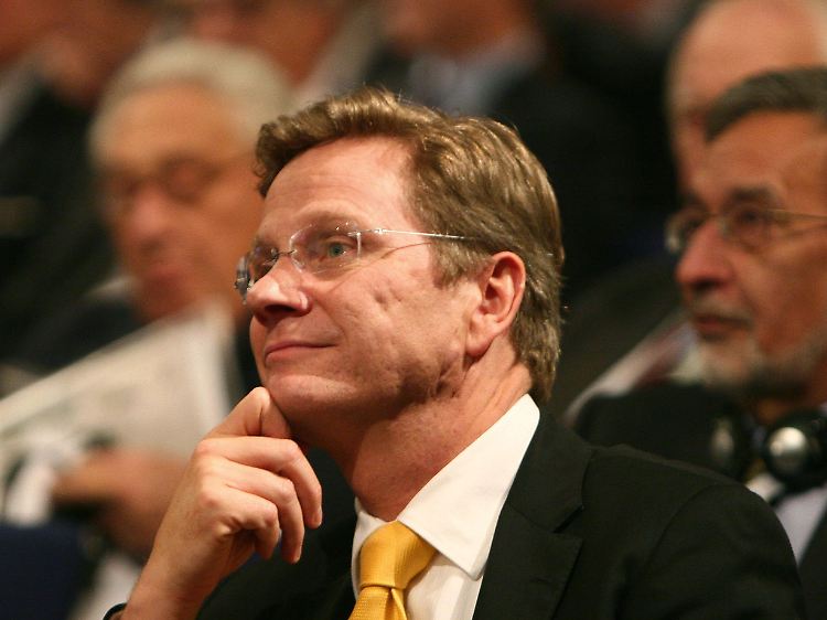Seine Geduld ist langsam am Ende. Außenminister Westerwelle fordert den Iran auf, statt den Worten endlich Taten folgen zu lassen.