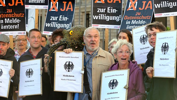 Demonstranten vor dem Bundesrat - sie lehnen das Gesetz ab.