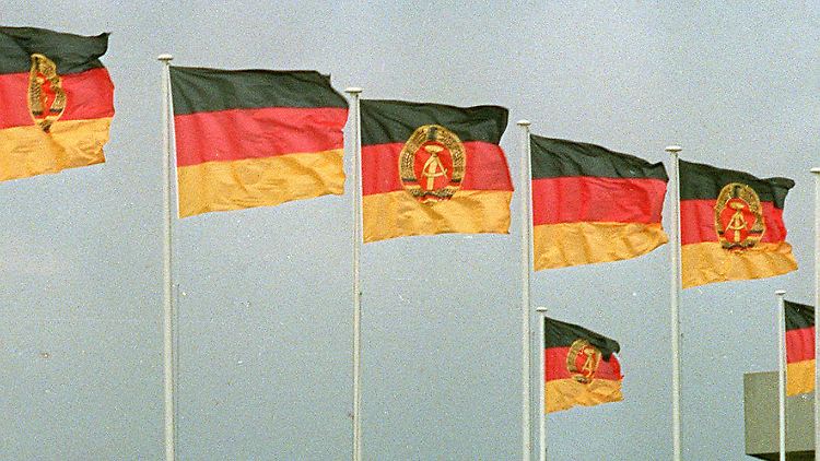 Seite an Seite wehen die Fahnen der Bundesrepublik Deutschland und der DDR (Archivbild vom 7. 1987).