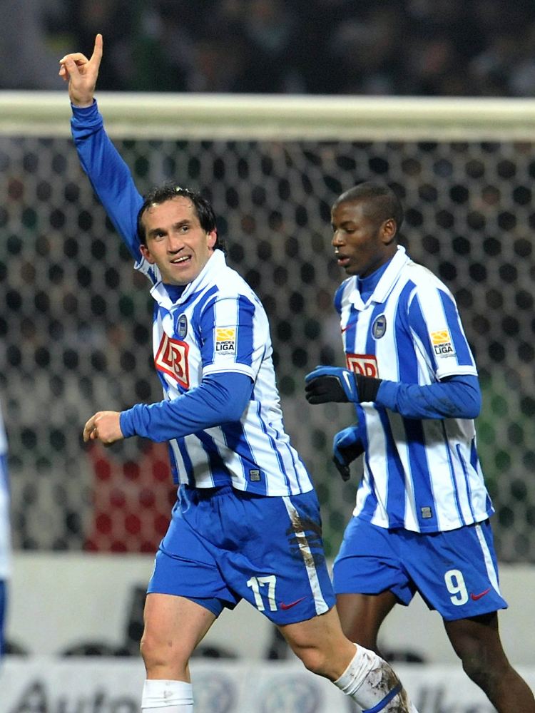 Ich war's! Theofanis Gekas nach seinem Abstauber zum 1:1.
