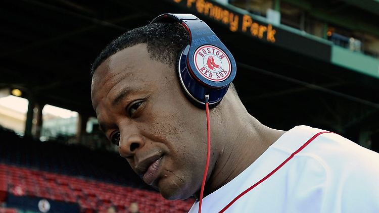 Dr. Dre macht in Kopfhörern.
