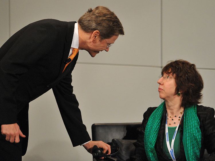 Guido Westerwelle begrüßt seine EU-Kollegin Catherine Ashton.