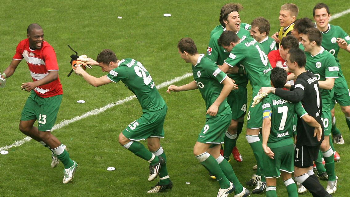Alle auf einen: Grafite feiert am 4. April 2009 den 5:1-Sieg gegen den FC Bayern im Trikot des Gegners.