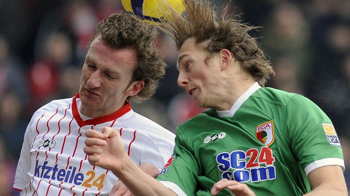 Torlos und damit unentschieden endete die Partie zwischen Union Berlin und dem FC Augsburg. Hier versuchen der Berliner Dominic Peitz, links, und der Augsburger Jonas de Roeck an den Ball zu kommen.