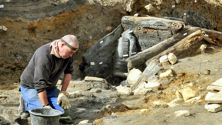 Ein Grabungshelfer arbeitet am Rammelsberg bei Goslar an der Fundstelle des Stollens.