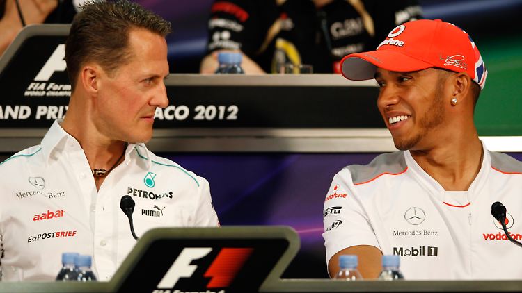 Nicht nur Monza fragt sich: Wird Mercedes-Altmeister Michael Schumacher am Saisonende durch Lewis Hamilton ersetzt?