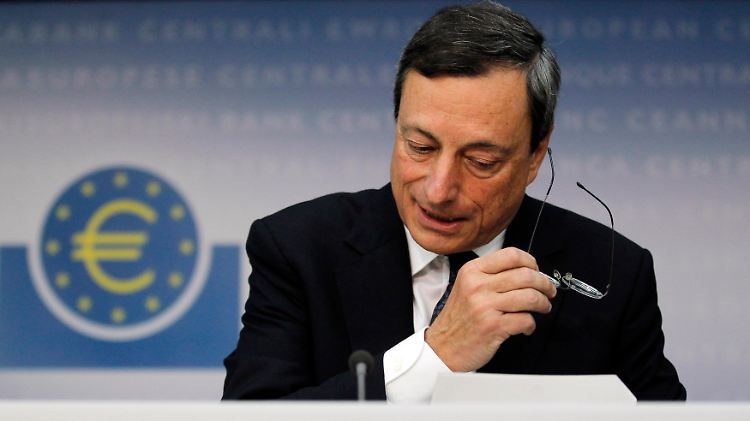 Erst stellt sich Mario Draghi den Befürwortern und Kritikern des Anleiheprogramms der EZB...