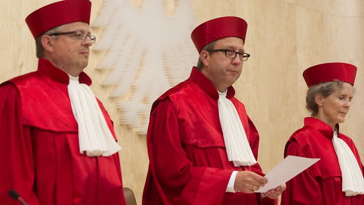 Richter des Verfassungsgerichtes entscheiden über die Klage gegen Rettungsschirm ESM.