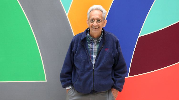 Frank Stella vor einem seiner Riesen-Werke im Kunstmuseum Wolfsburg.