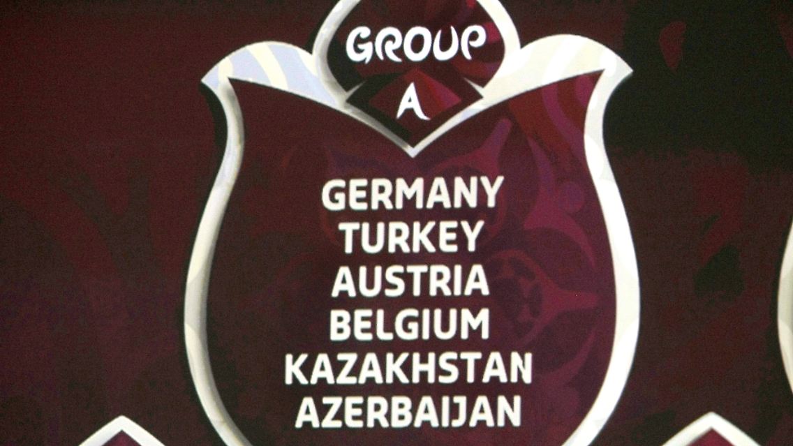 Weiß auf lila: die Gegner der deutschen Mannschaft.