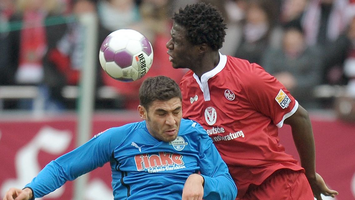 Obenauf: Kaiserslauterns Rodnei und der Paderborner Nejmeddin Daghfous kämpfen um den Ball.