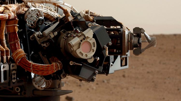 Bis der Roboter nächste Woche arbeiten darf, muss er seinen Arm kalibrieren und trainieren, meldet die "Curiosity"-Mission auf Facebook.