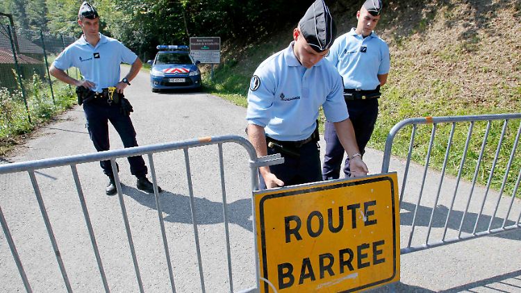 Die Polizei riegelt die Umgebung des Tatortes ab.