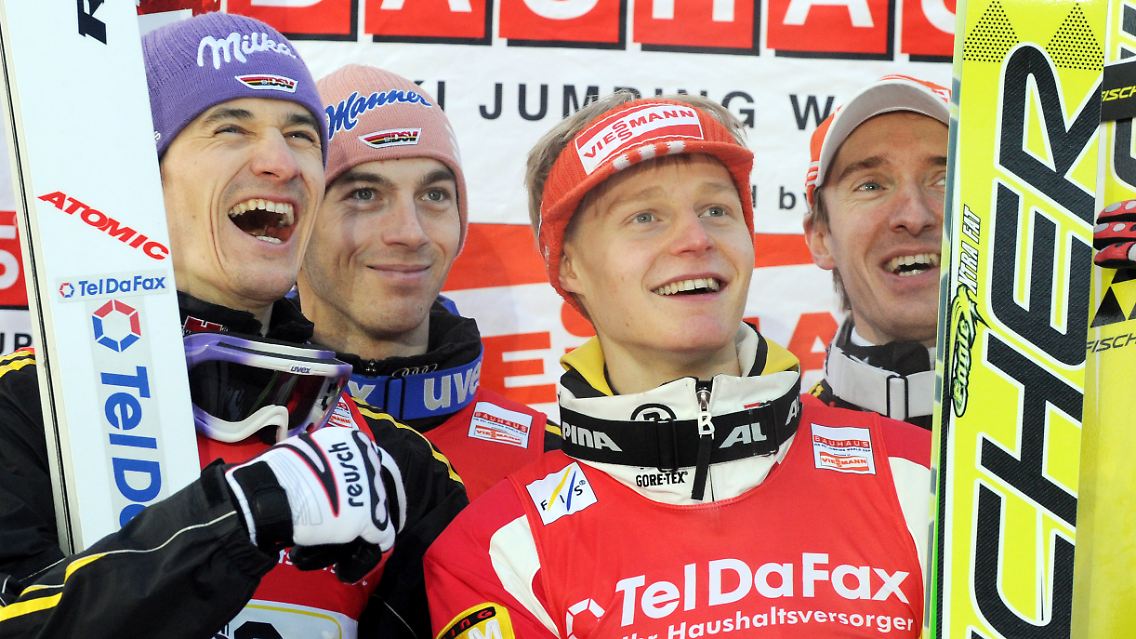 Martin Schmitt, Michael Neumayer, Pascal Bodmer und Michael Uhrmann bejubeln den Sieg beim Teamwettbewerb von der Mühlenkopfschanze in Willingen.