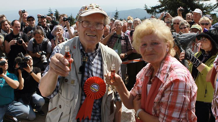 Der 80 Jahre alte Benno Schmidt aus Wernigerode mit seiner Frau Helga auf dem Brocken. "Brocken-Benno" wanderte bisher 6760 mal auf den Harzgipfel (Stand 28. August 2012). Das sind 91.222 km und 3,38 Mio Höhenmeter.
