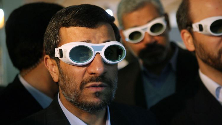 Ahmadinedschad beim Besuch einer Technikmesse in Teheran.