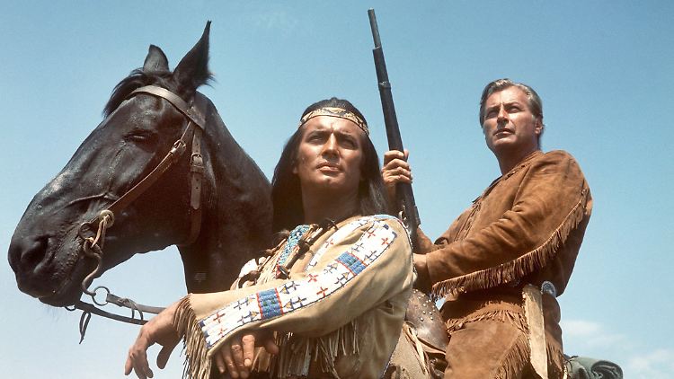 Blutsbrüder: Apachen-Häuptling Winnetou und Lex Barker als Old Shatterhand im Karl-May-Film "Im Tal des Todes"