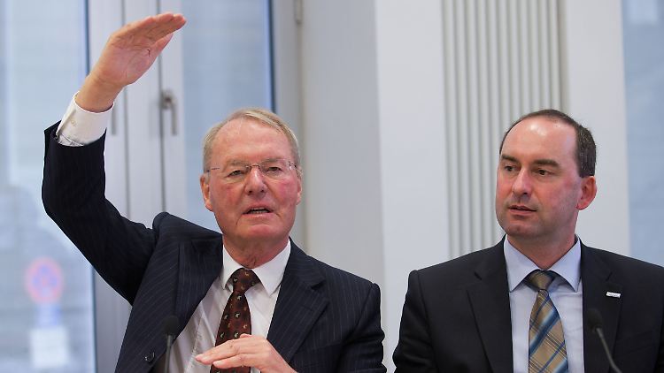 Hans-Olaf Henkel bei einem Auftritt mit dem Vorsitzenden der Freien Wähler, Hubert Aiwanger, in der Bundespressekonferenz am 18. Juni 2012.